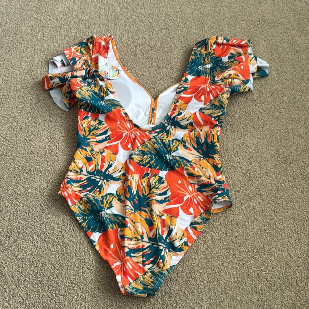 235 NWT Binlowis V Neck Ruffle One Piece Swimsuit NO BELT - Size: Medium‎ - Picture 4 of 6
